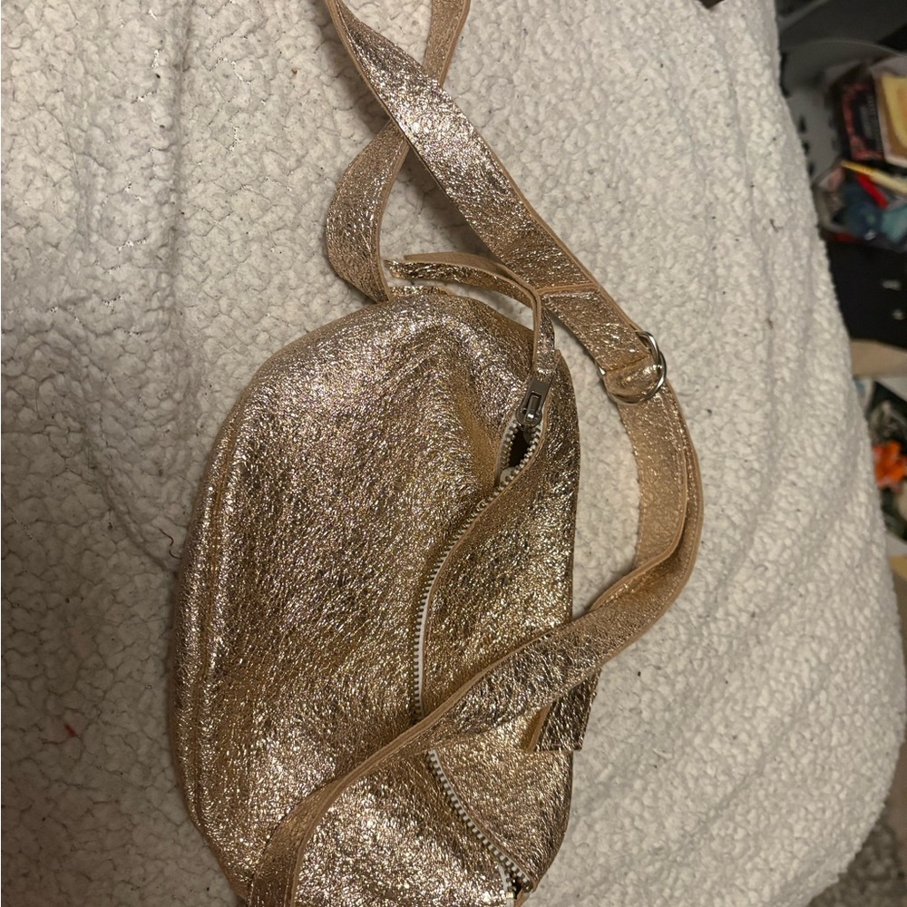 Gold Crossbody Bag with Structured Design and Metallic Accents